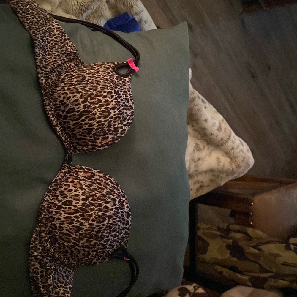 Size 32A bra from Victoria’s Secret. In good condition. Cheetah print color.
